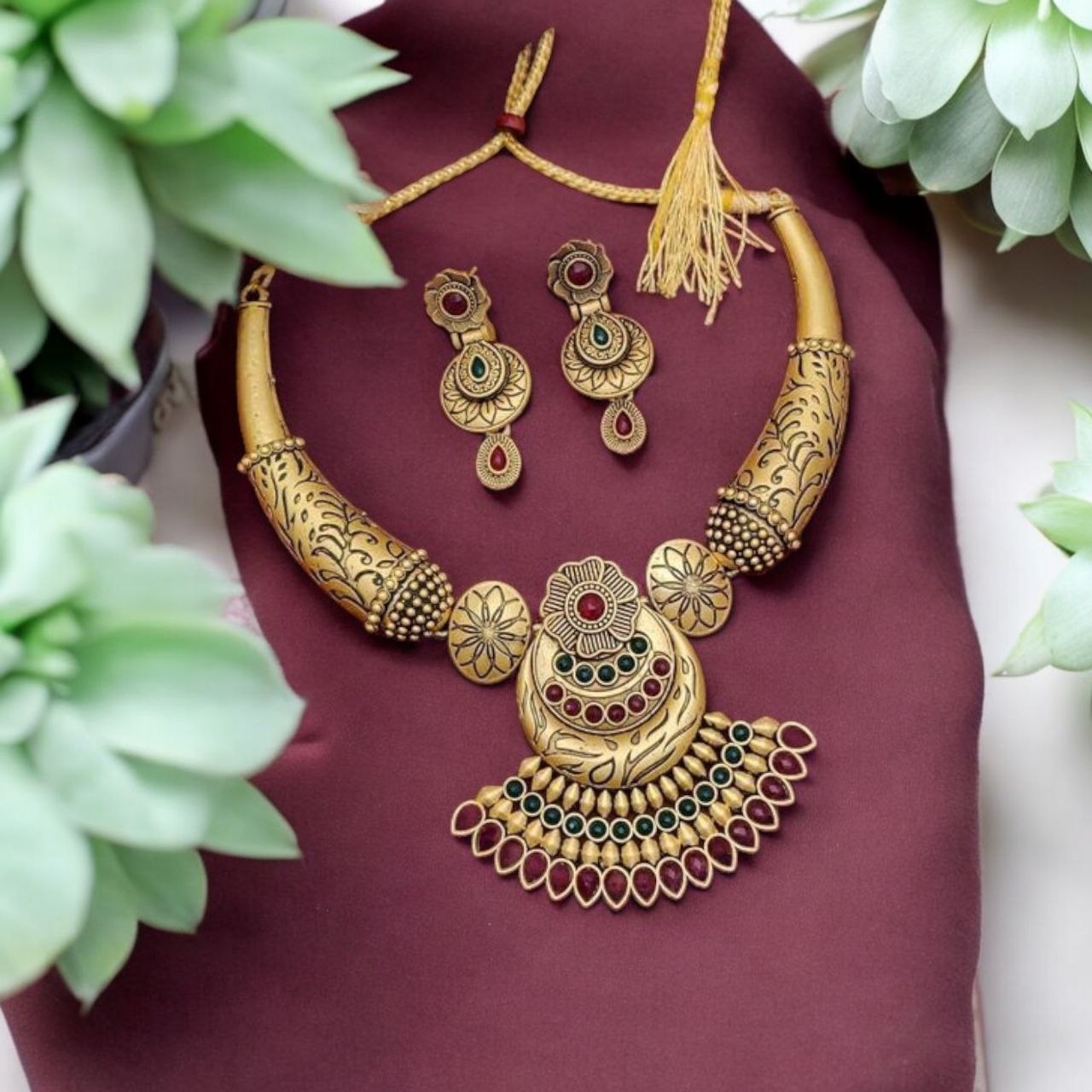 Women's Addorable Matte Golden Necklace Set